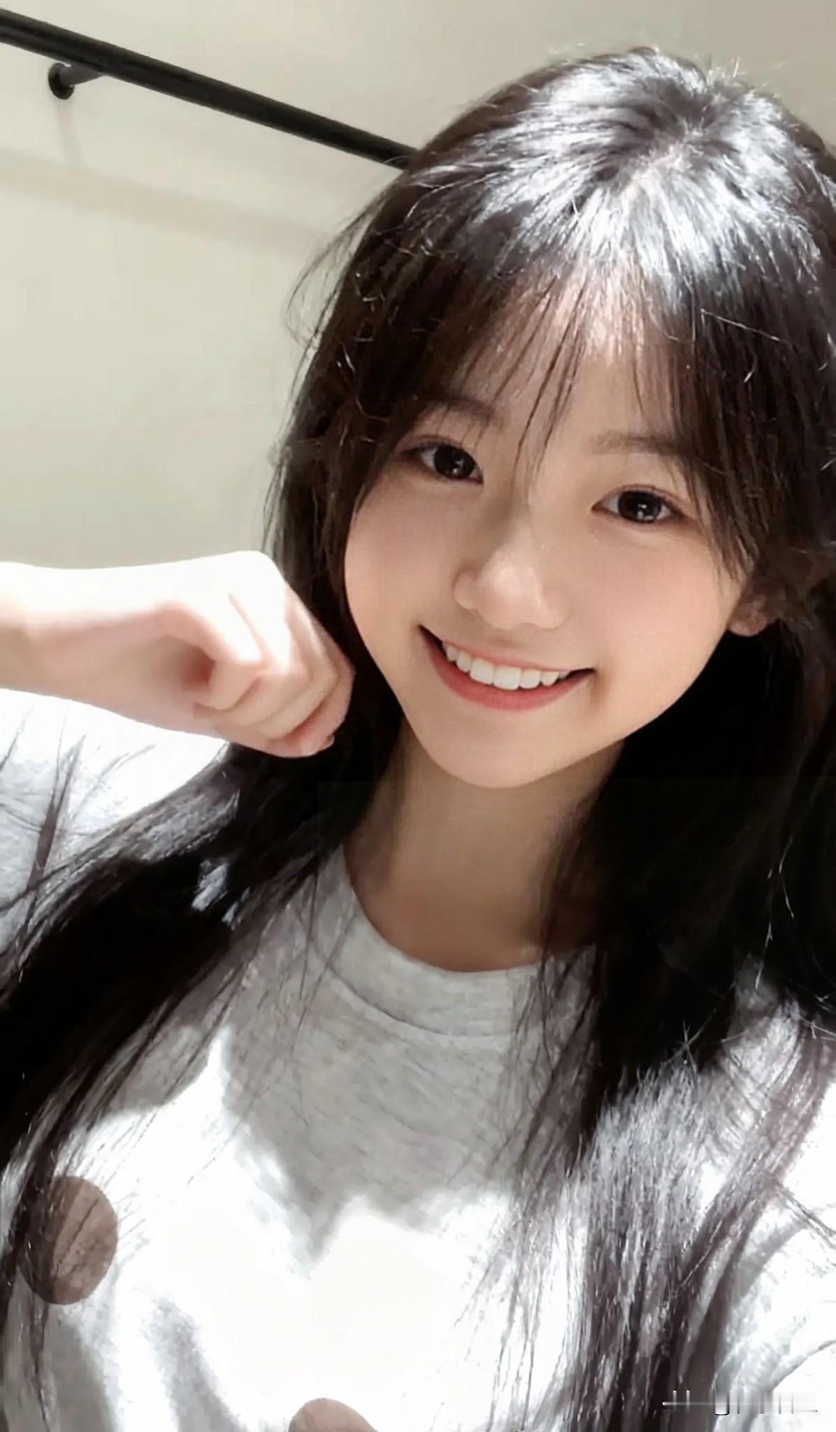 少女对着镜头比出俏皮V字，眉眼弯弯笑靥清甜，瞬间甜到心坎里～分享你的随手拍随手拍