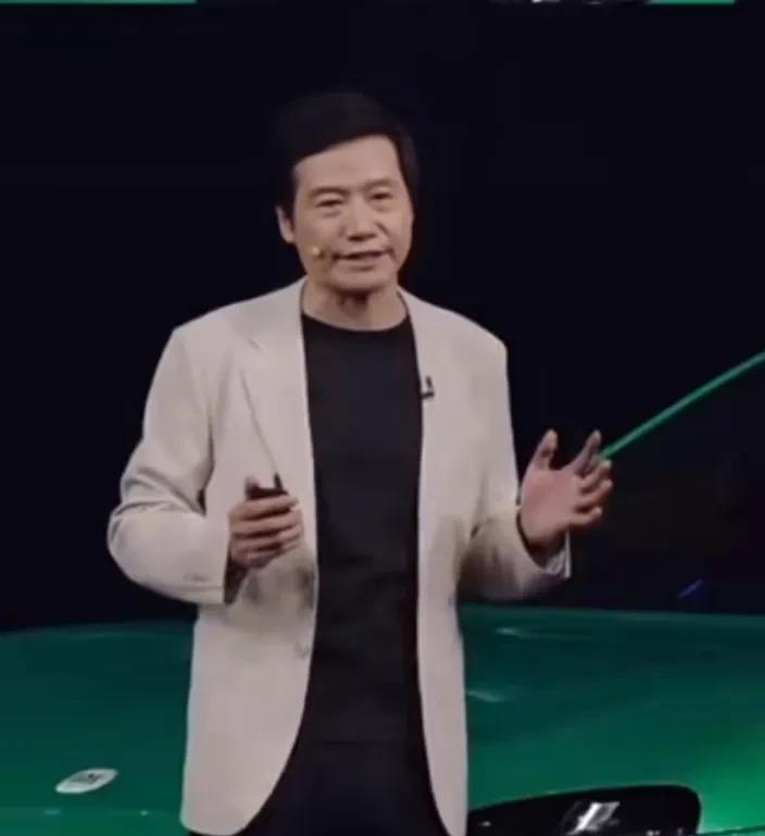 昨天小米YU7SUV的发布会上，雷军现场回答了友商提出的“安全是最大的豪华”这