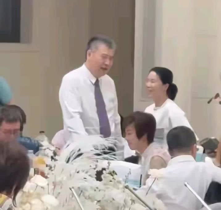 王楠真的是性情中人。李隼指导的女儿大婚，王楠竟然激动地流泪，为了庆祝