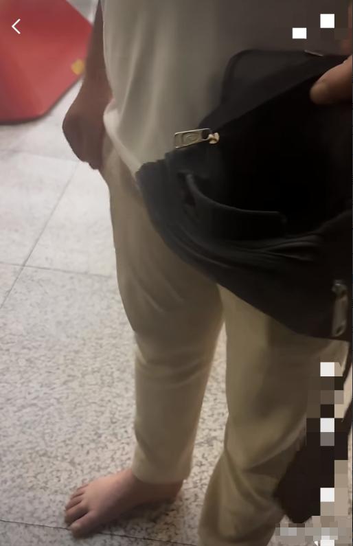 不到40分钟抓获犯人！浦东机场旅客电脑被盗，身带咖喱味的赤脚外籍男子人赃并获