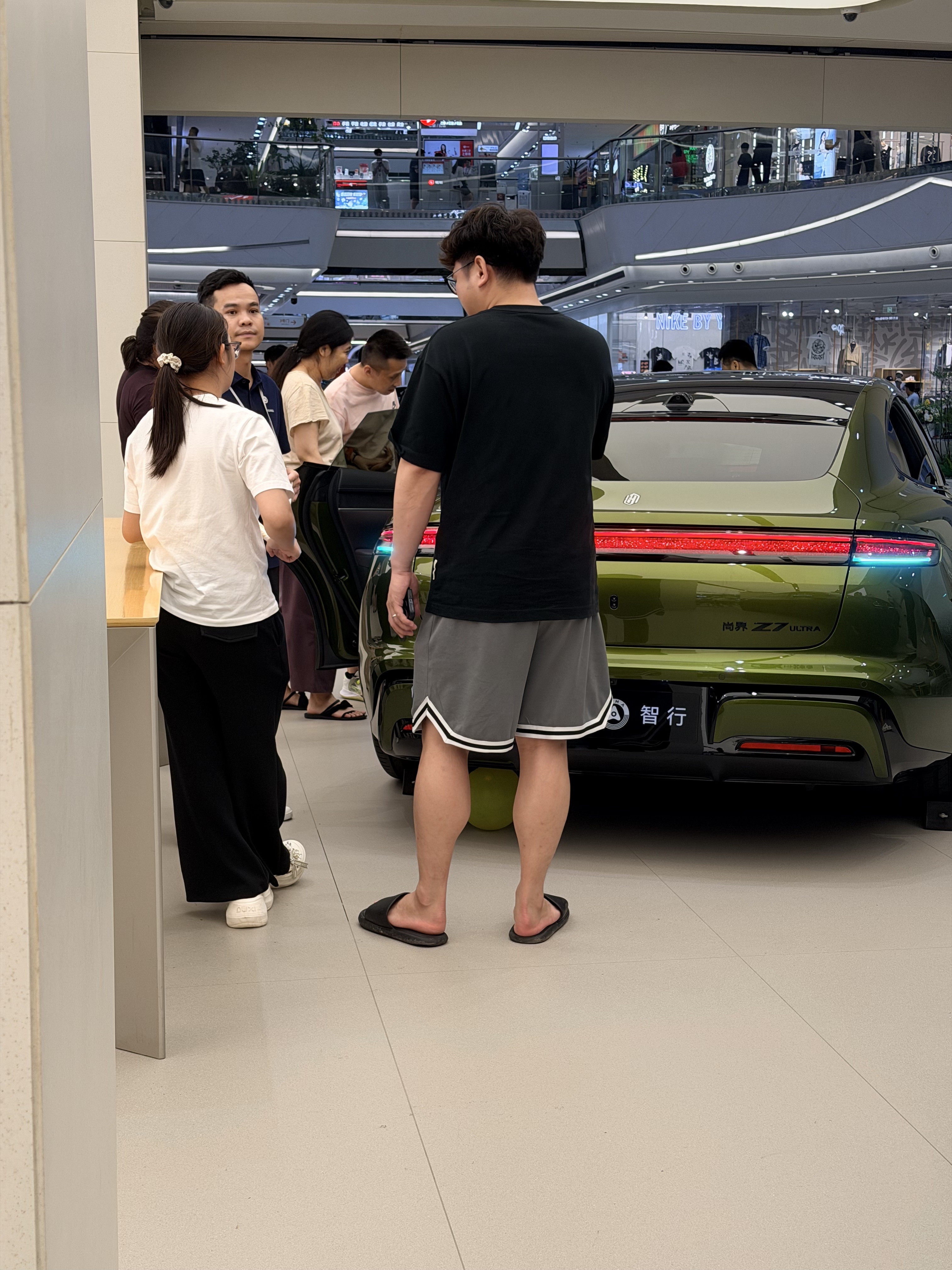 周末逛了下商场，路过一家华为门店，看尚界Z7的年轻人不少~图2这位小姐姐坐上