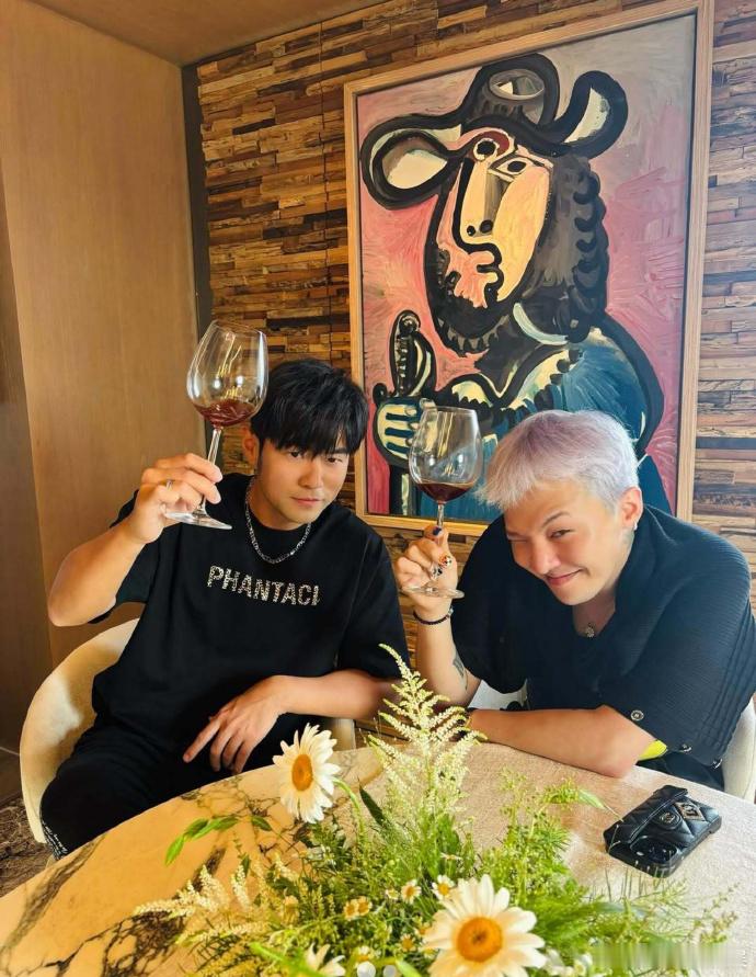 周杰伦权志龙同框合照周杰伦权志龙最新合照周杰伦权志龙最新合照，一起碰杯！​​