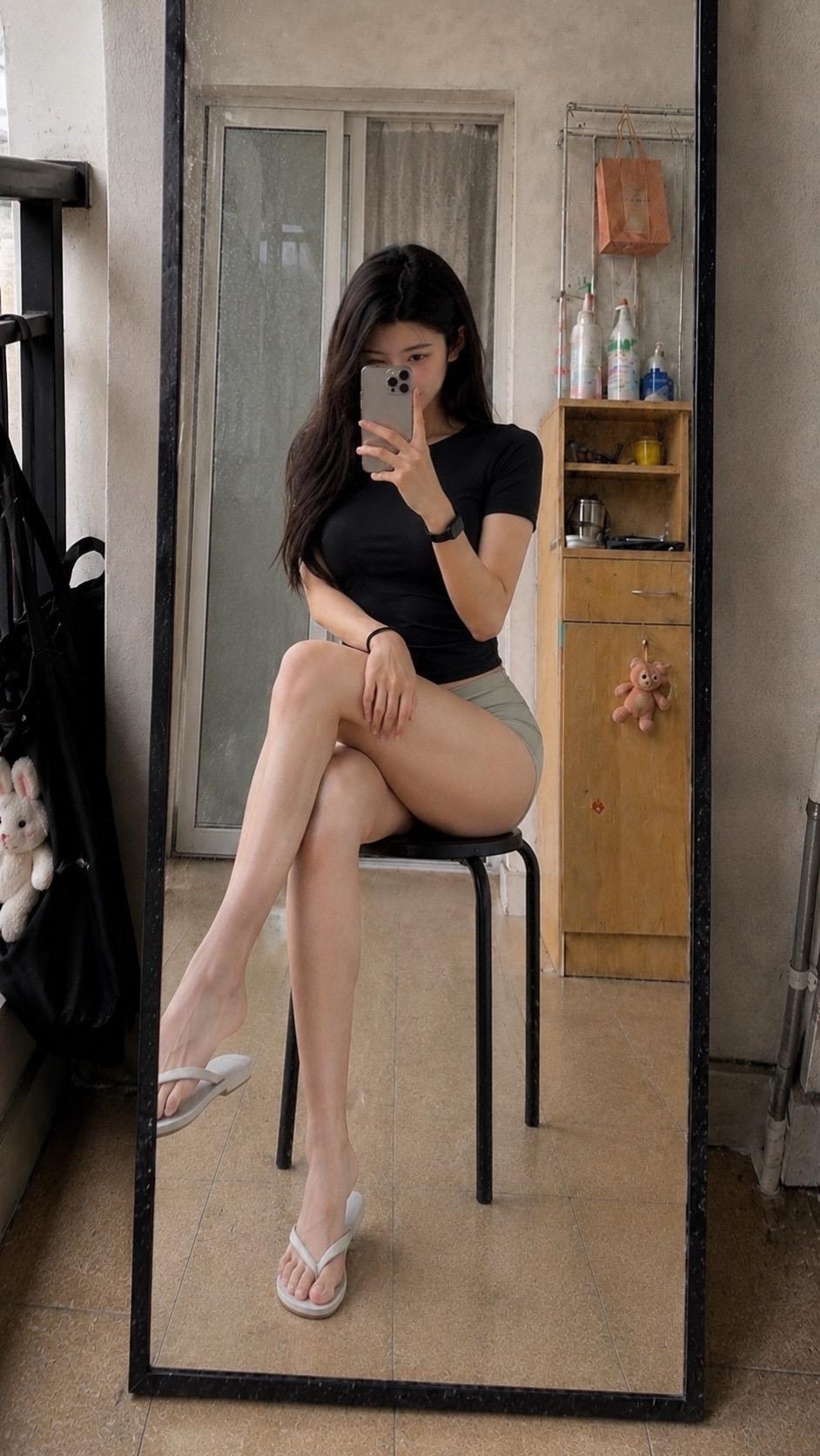 这种修身黑T恤，真的谁穿谁好看！🏋️。夏天的快乐是短T恤和短裤给的。...
