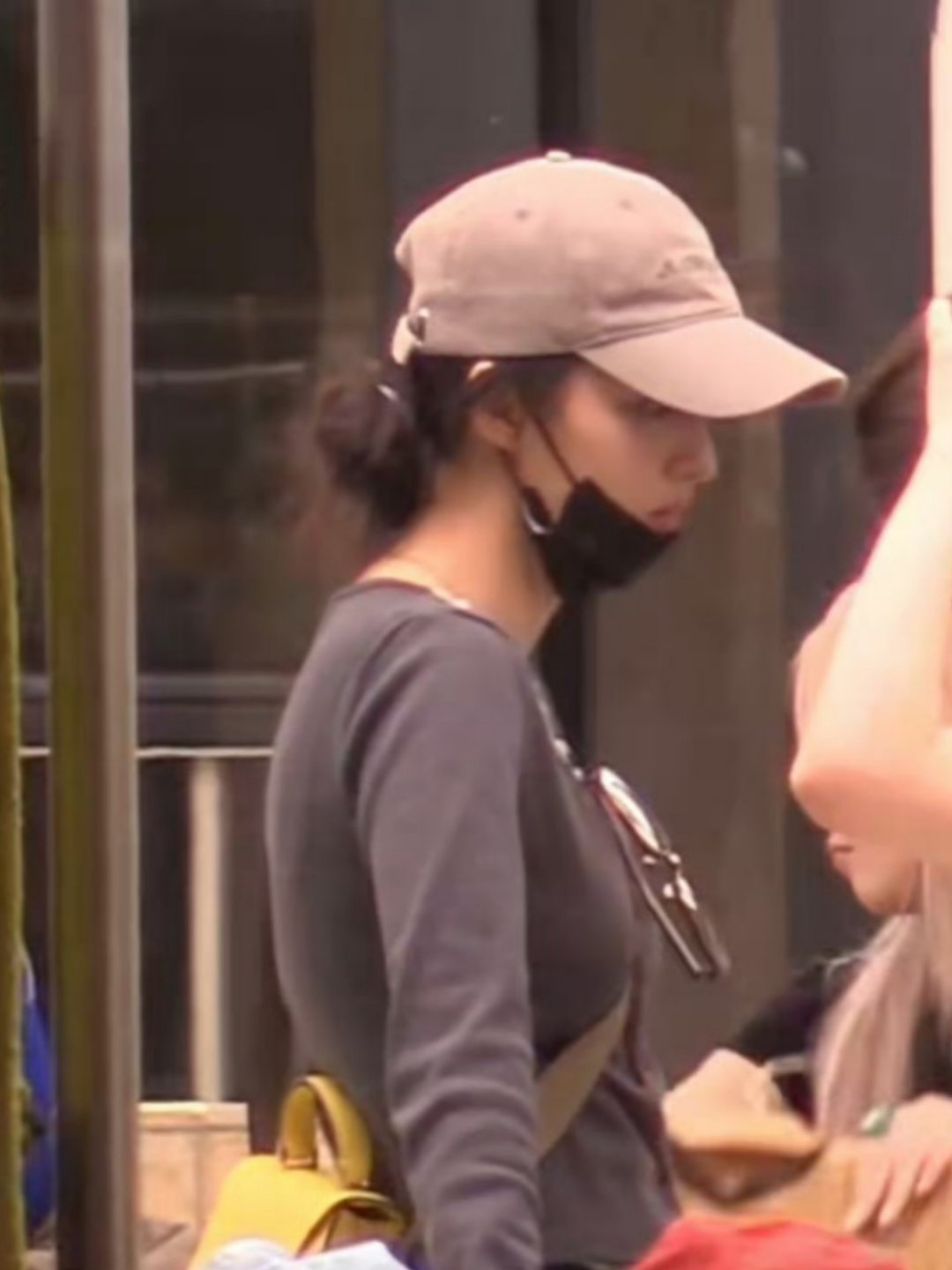 王楚然素颜与好友逛街网友拍到白眼女神王楚然素颜和朋友在北京逛街，没有化妆的姐姐