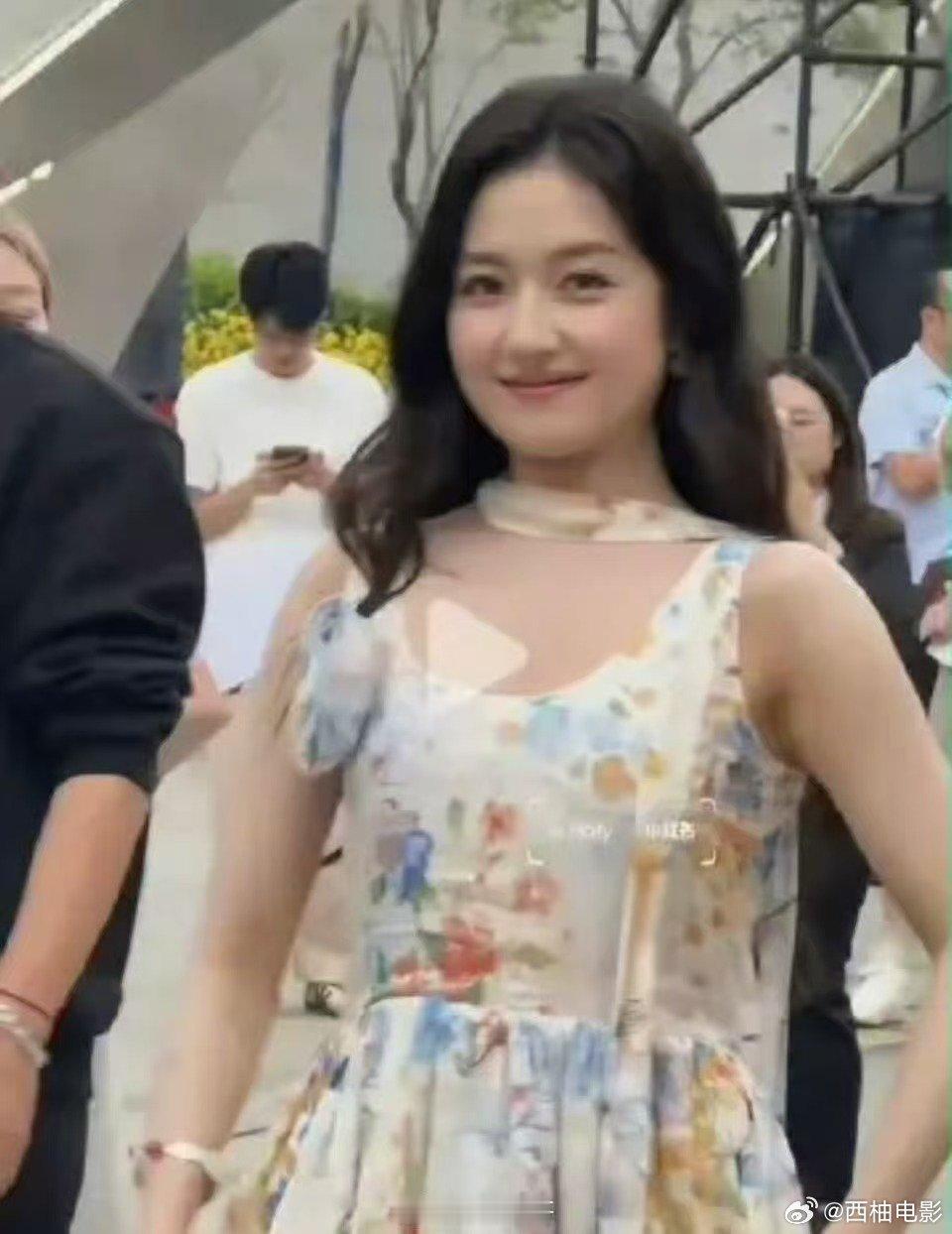 李兰迪易胖体质李兰迪又胖了李兰迪又胖了，真的胖得很很明显，而且这条裙子选得也特