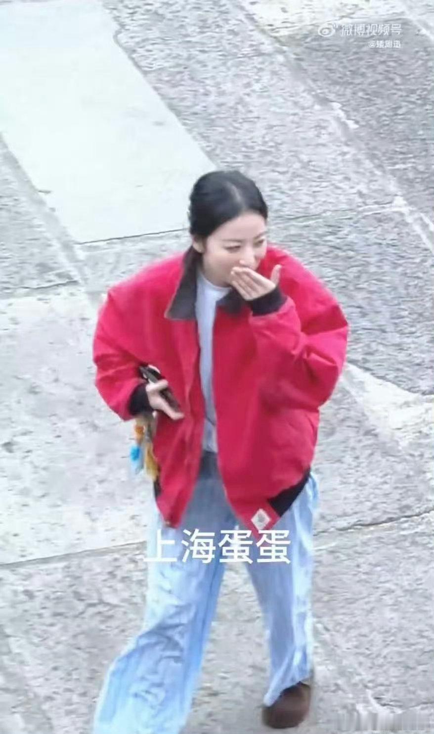 周雨彤怎么笑成这样从嘴角到眼底都写满了喜悦，整个人像沐浴在阳光里，温暖又明亮。