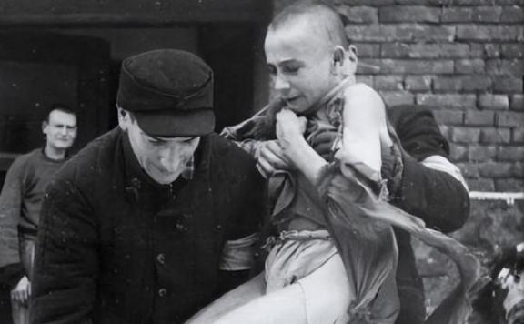 1943年，两名准备回家的波兰女孩被德军士兵拦住，理由是要检查她们俩是不是犹太人