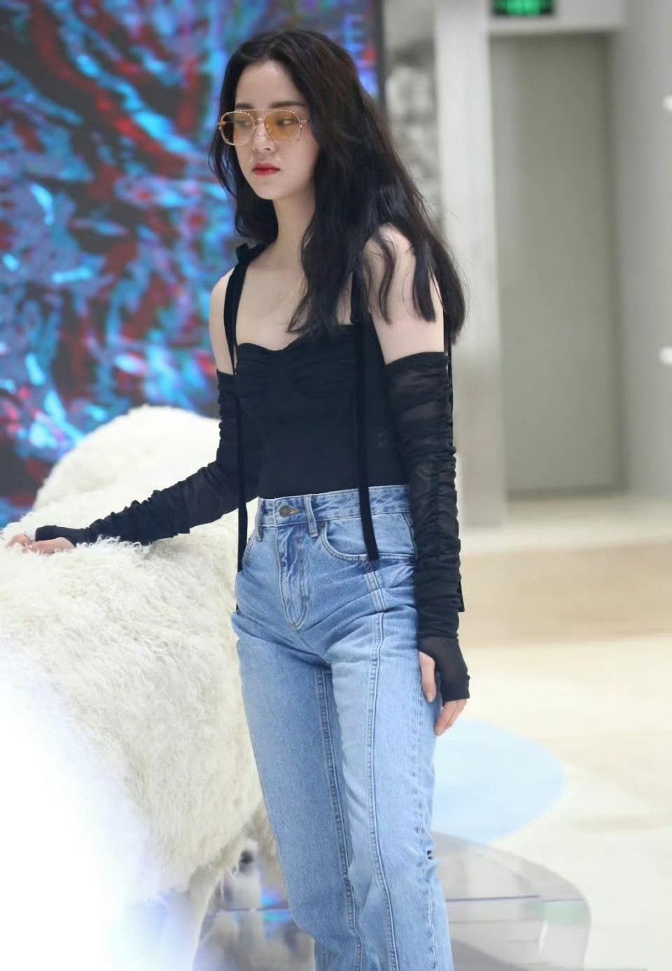 欧阳娜娜，眼镜长发黑色抹胸牛仔，好温柔的小姐姐。欧阳娜娜