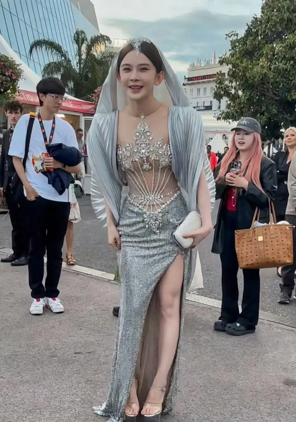 内娱赵樱子礼服被毁后现身戛纳，万万没想到，这身材美成这样！