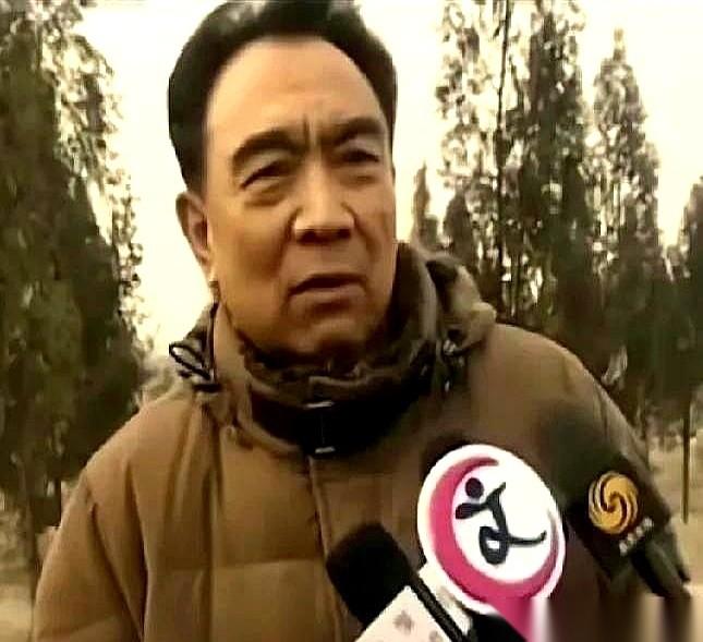 陈凯歌竟然跑去让“曹操”压制一个人。结果“曹操”回了句：“那我可压不过。”绝