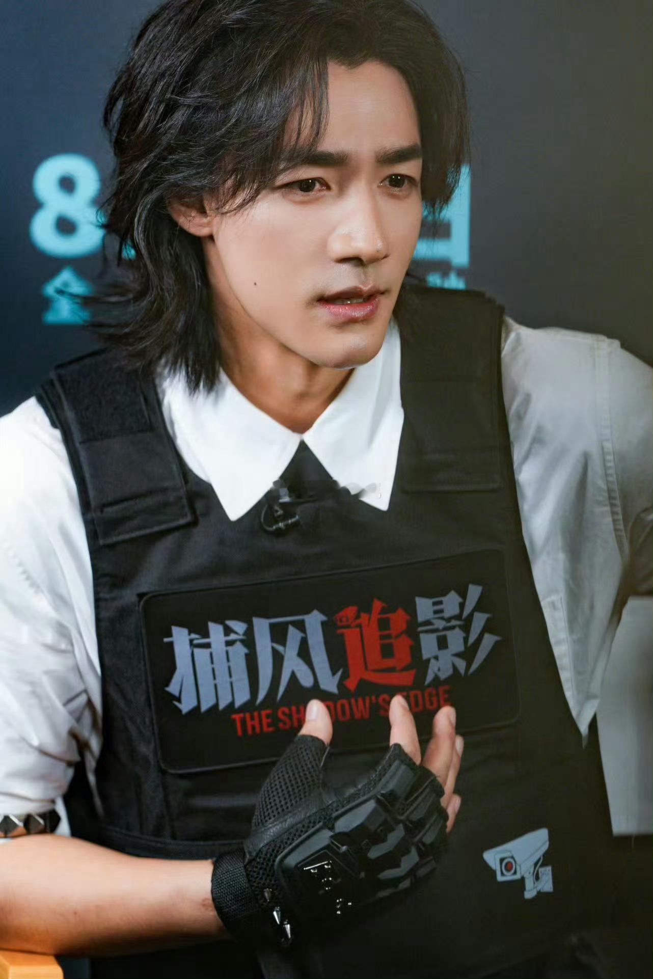 梁家辉帮此沙摘彩带上影节首映礼这幕太戳心了。此沙站在梁家辉身边，带着初登大