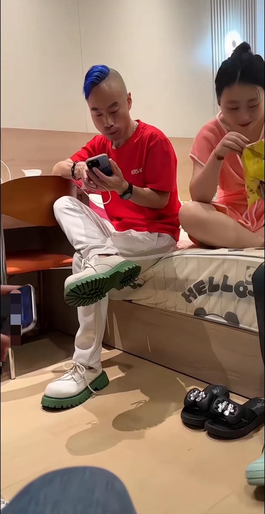江苏南通舞王，中集集团电焊工葛兵兵，外号“焊舞帝”，他和女朋友正在宾馆休息，待会
