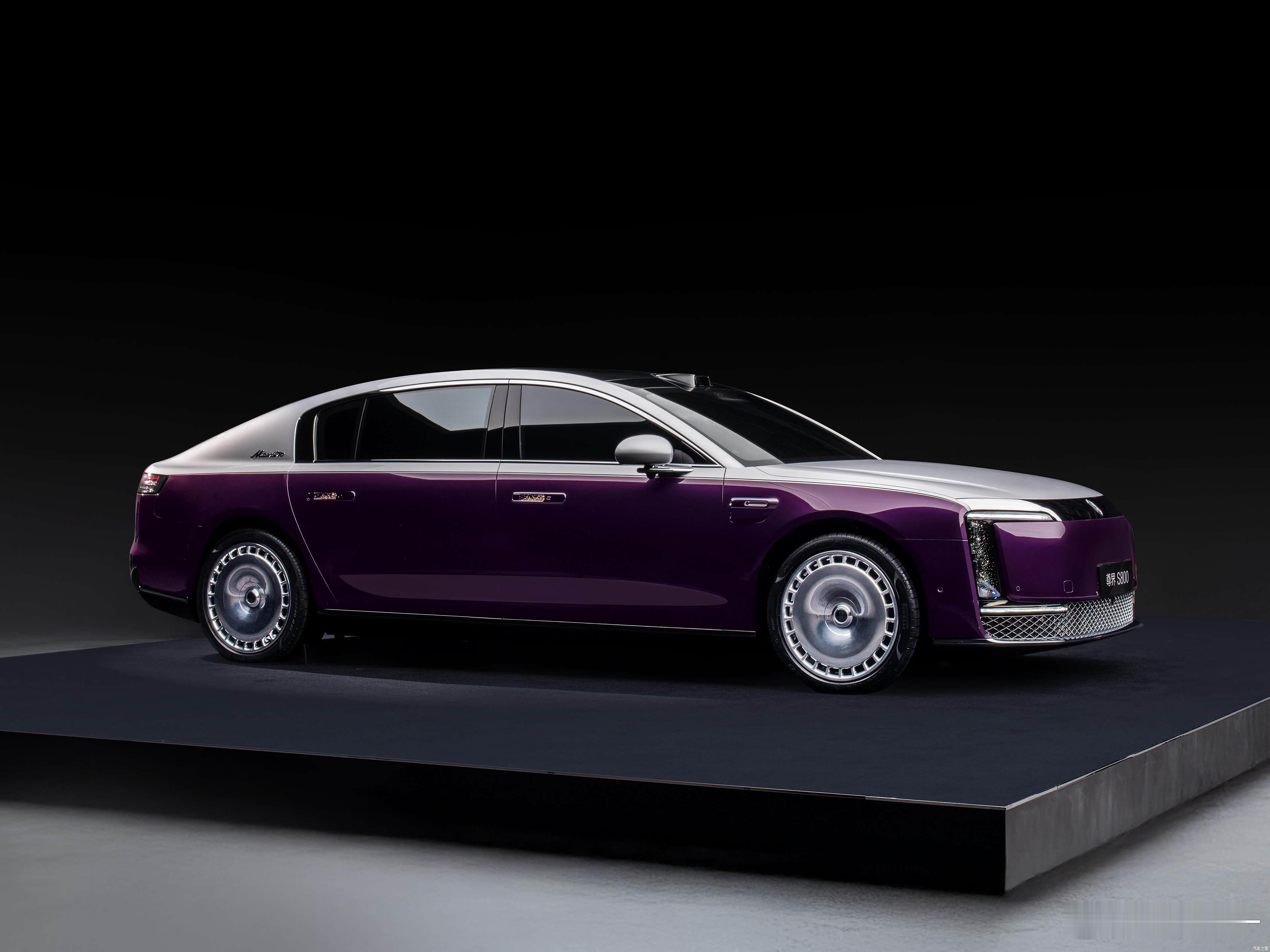 华为是科技企业，这点也体现在了汽车的造型上。鸿蒙智行的产品造型由华为主导设计，所