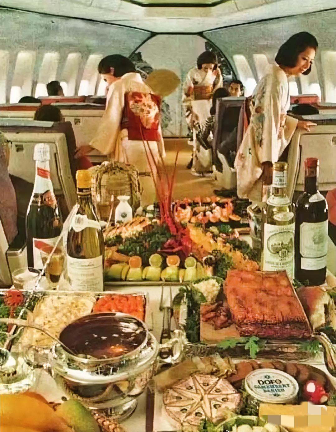 这张照片展示的是上个世纪七十年代，日本航空的豪华服务。这个时候，日本航空引入了