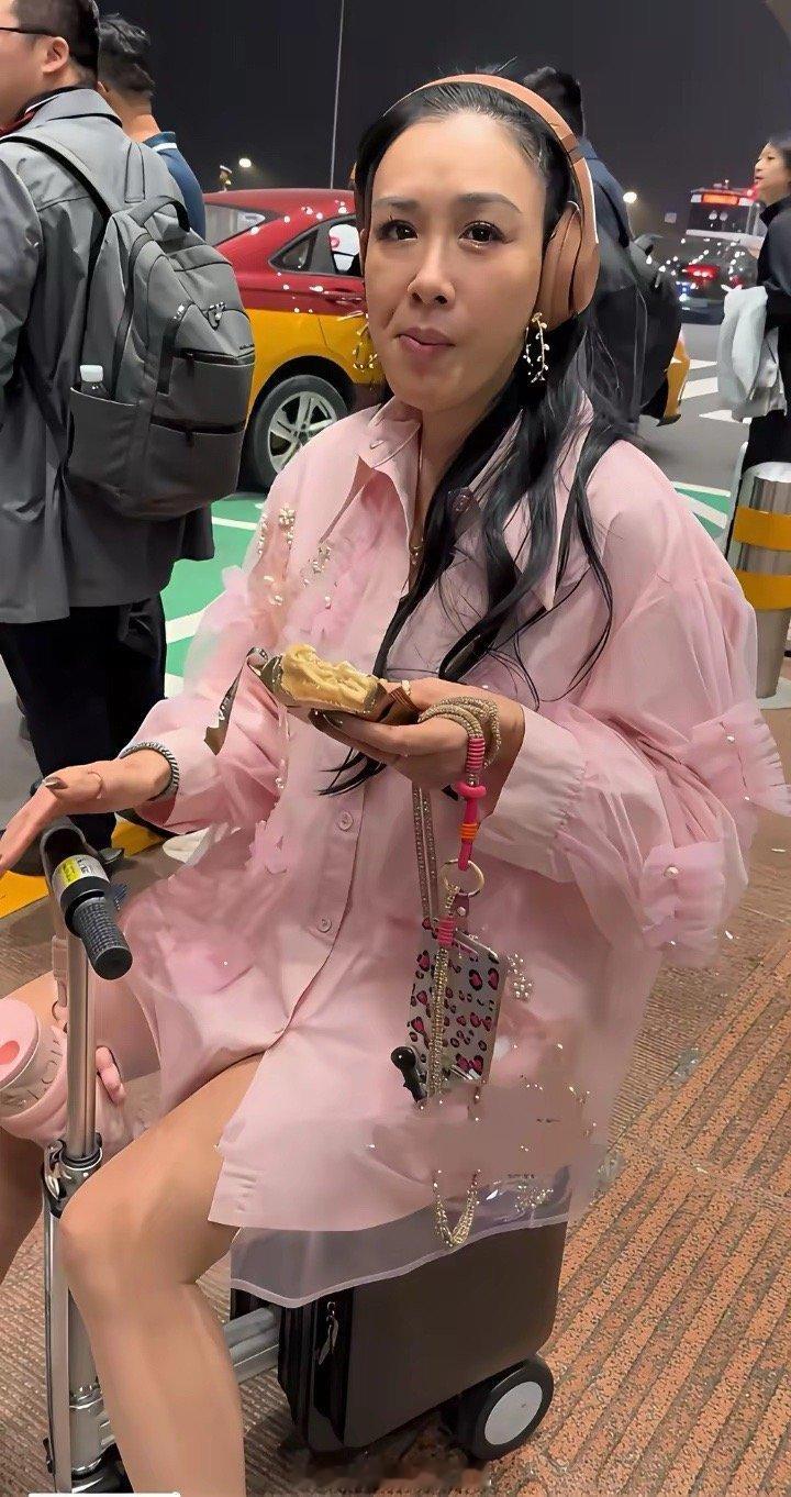 我滴个天呐！万万没想到电视里那么漂亮的女神也大妈感十足了……