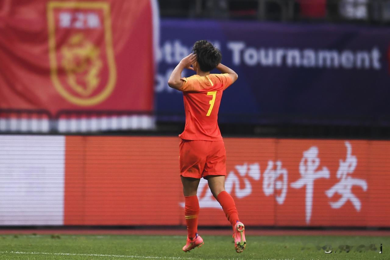 女足亚冠决赛场上，风云突变！一支球队于逆境中奋起直追，完成惊天逆转。这场跌宕起伏