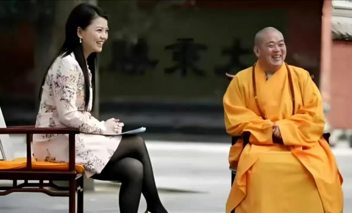 20年前，李湘去少林寺采访释永信时的照片。2006年李湘去少林寺做节目的视频截图