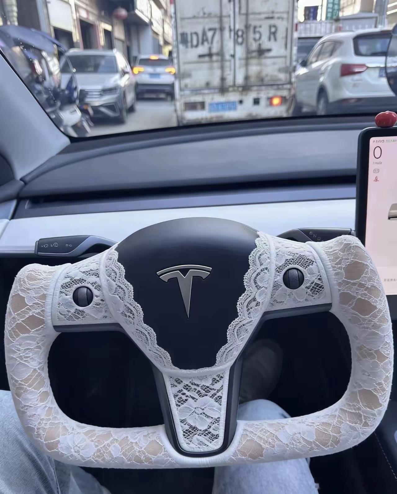 特斯拉目前提供圆形方向盘和Yoke方向盘两种选择，圆形方向盘贴合大多数用户的驾驶