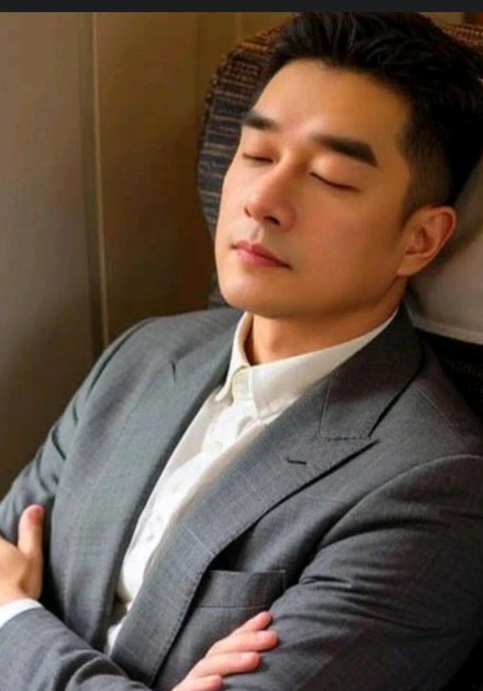没看到睡姿那么都好看的帅哥，被动车上熟睡的帅哥的姿色和睡姿迷住了，太帅了，眼晴都