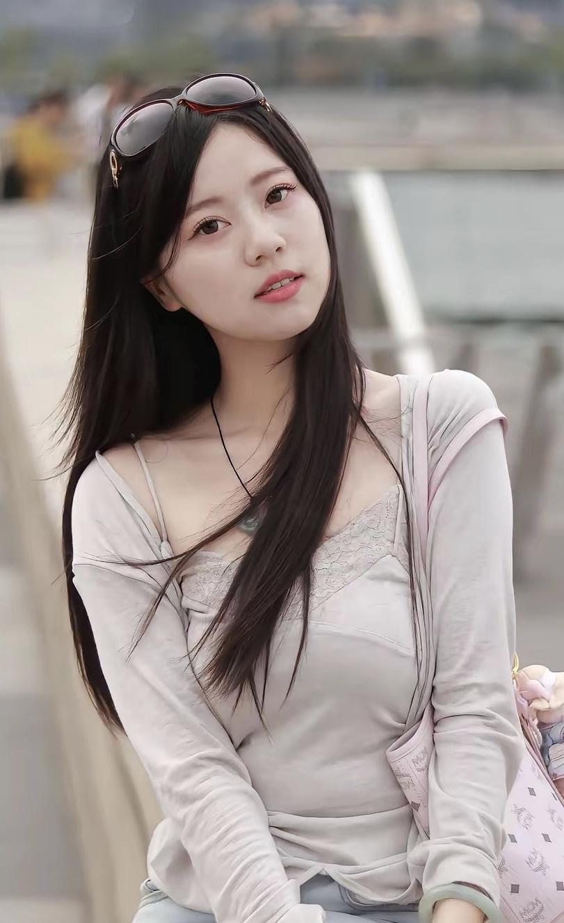 你也喜欢看美女吗漂亮可爱的女孩，身材苗条，性格温柔开朗乐观