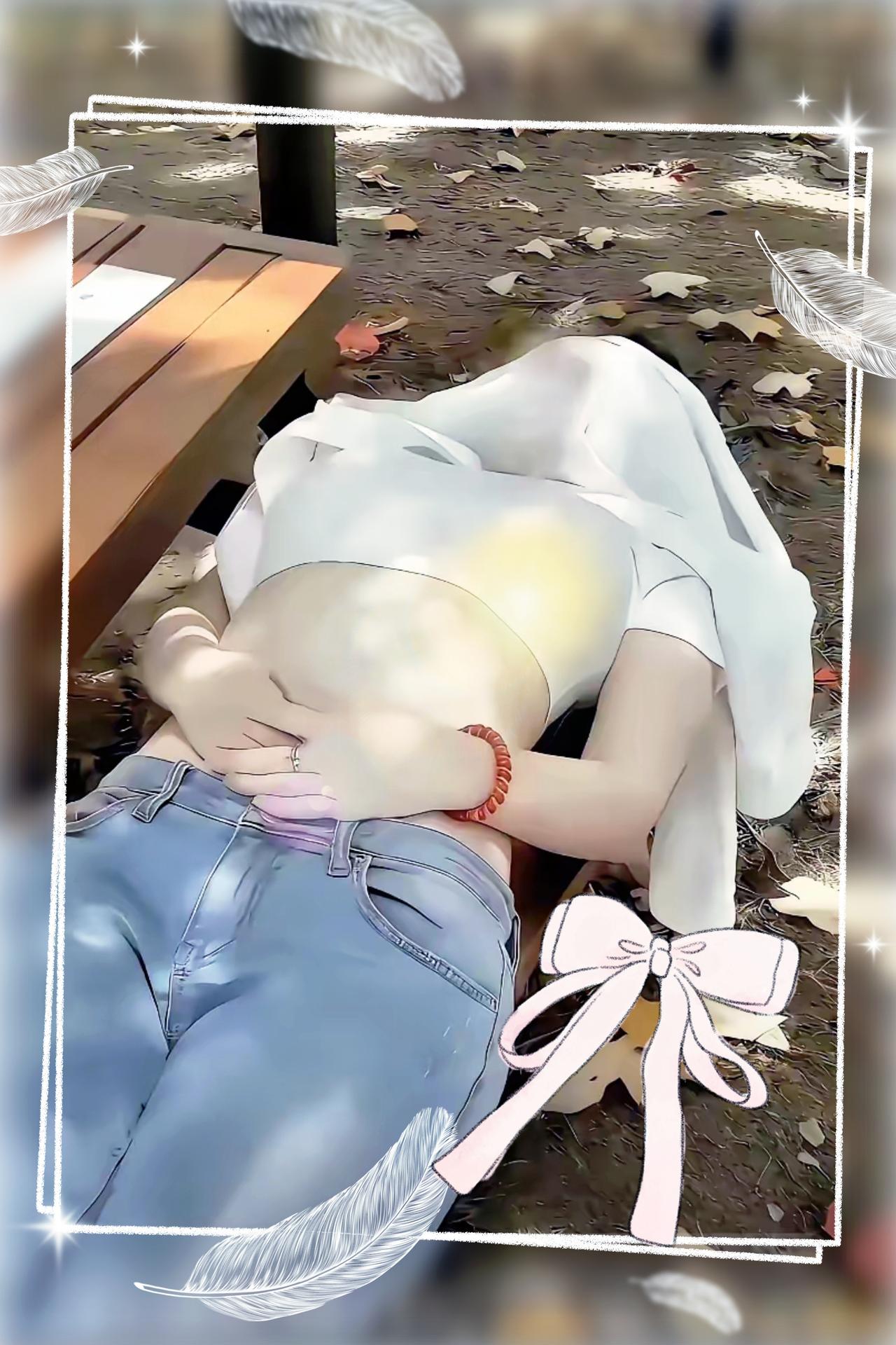 我在公园见看到了恐怖的一幕。​一名漂亮的女子，走路走累了。​直接就在地上蒙头