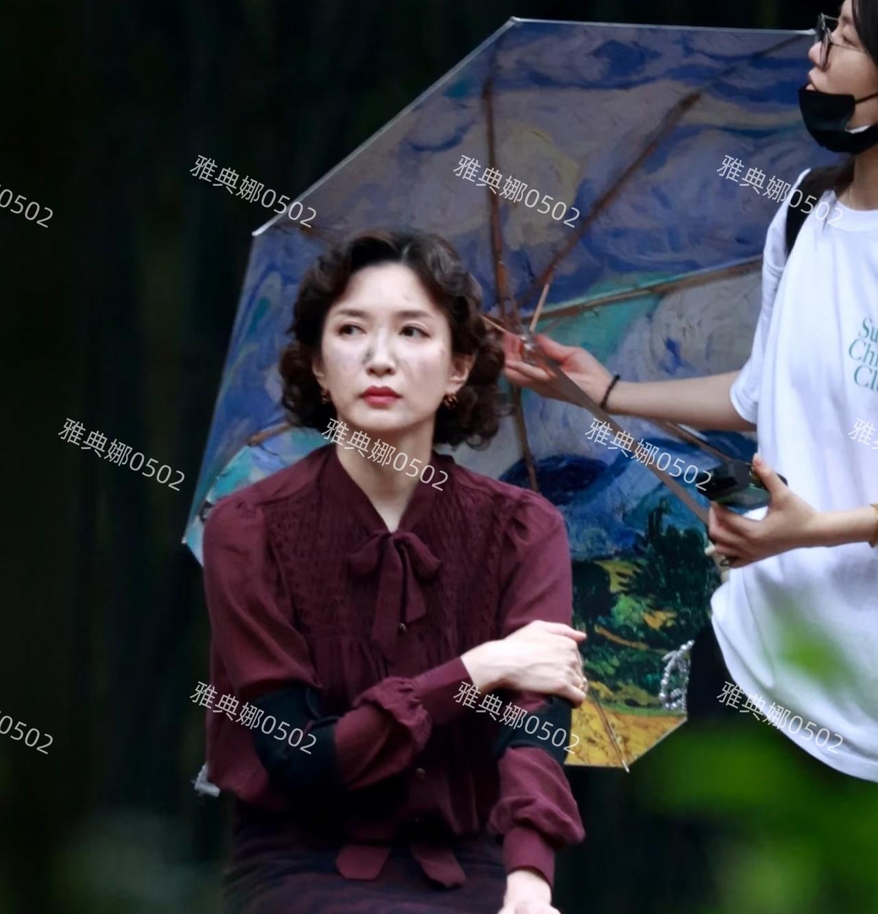 江疏影新剧拍的得好辛苦，她胳膊上戴着护肘腿上戴着厚厚的护膝脸上抹了好多灰，虽然样