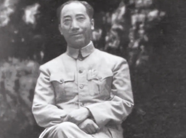 1938年，41岁戴笠借口加班，把秘书余淑衡，带到了卧房。戴笠递给她一杯咖啡：“