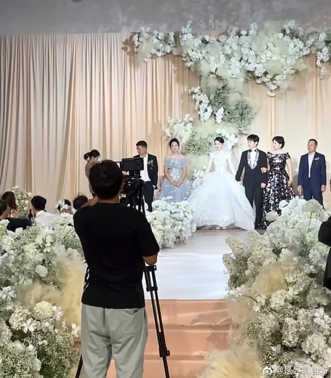 章若楠22岁三妹温州办婚礼，爸妈出镜年轻又贵气，酒席办得很隆重！​​​