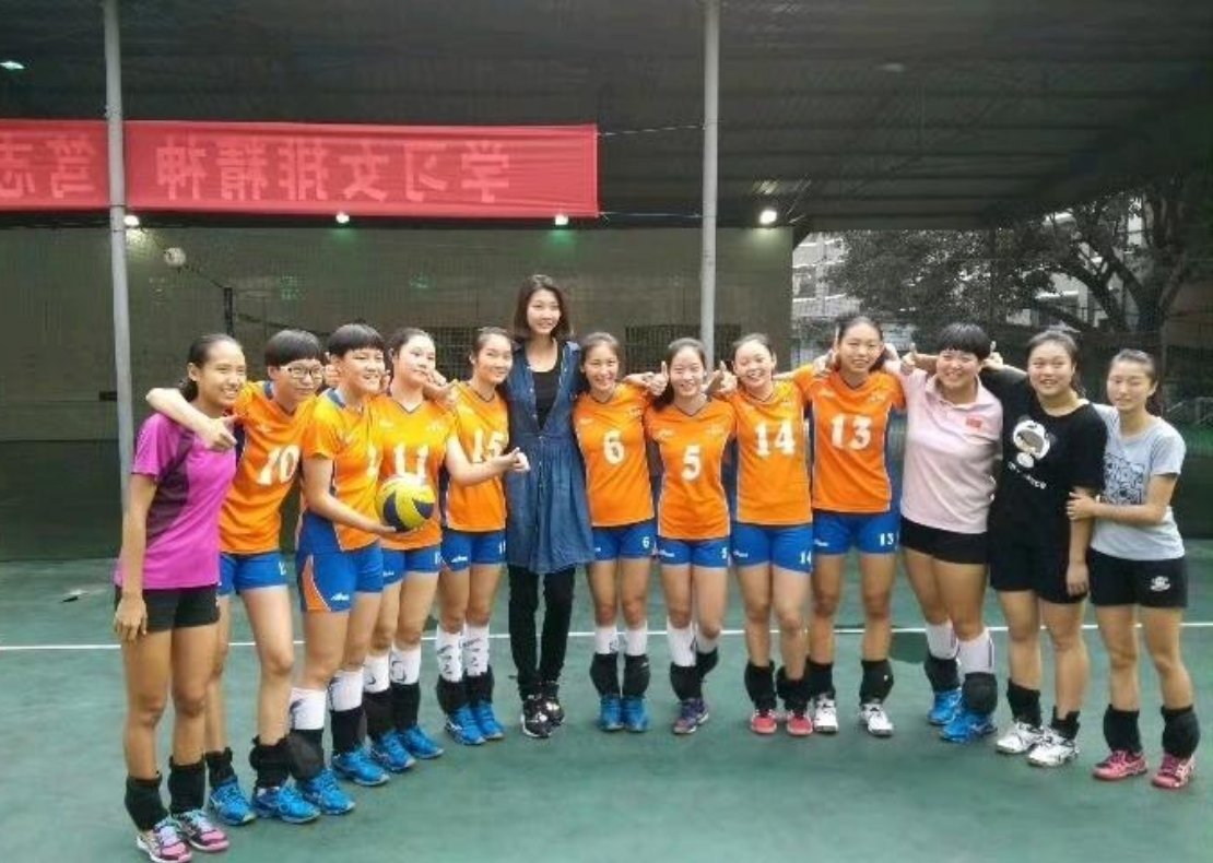 袁心玥和高家源现身重庆求精中学