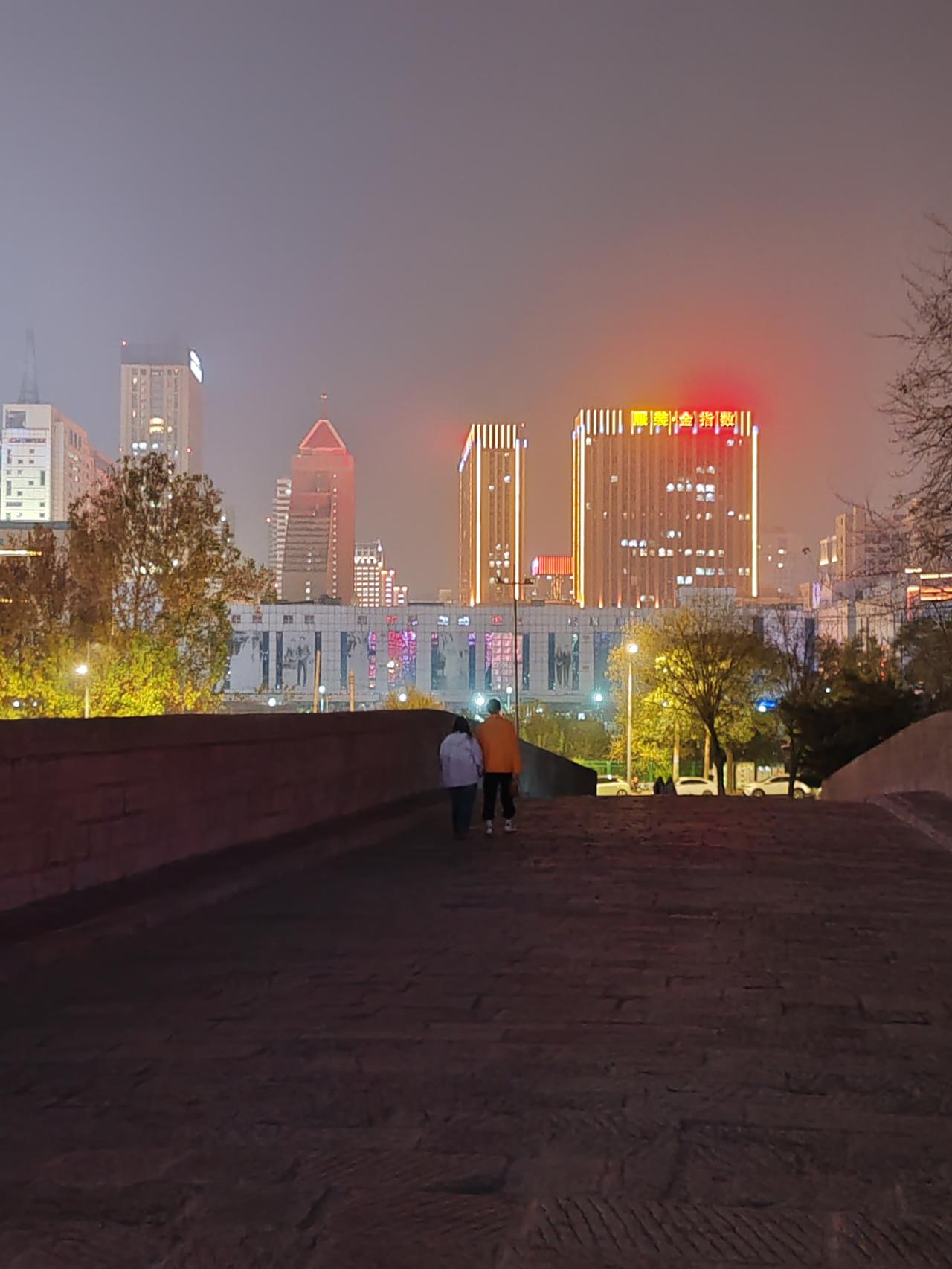 刚退休时，人们往往对出游兴致勃勃。然而，旅游着实是个累人的事儿。倘若没有经济与身