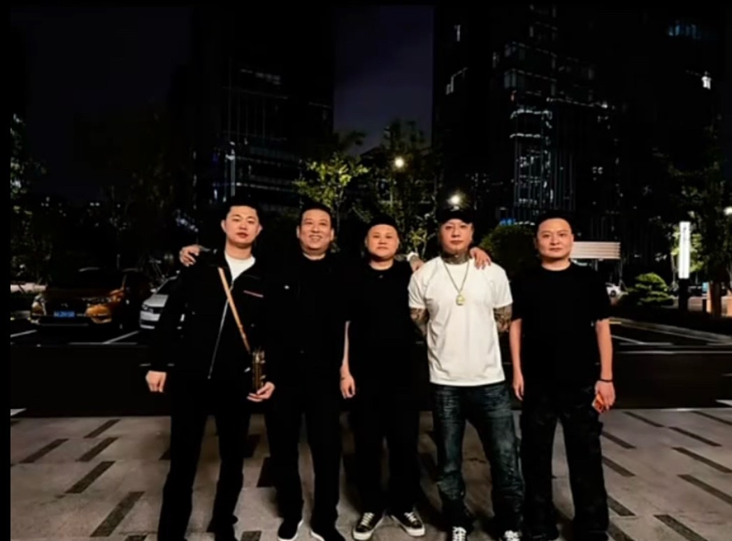 狗磊二胎满月宴，方丈、巴扎黑、云南达摩、天津李四、二子爷前去祝贺。​​​