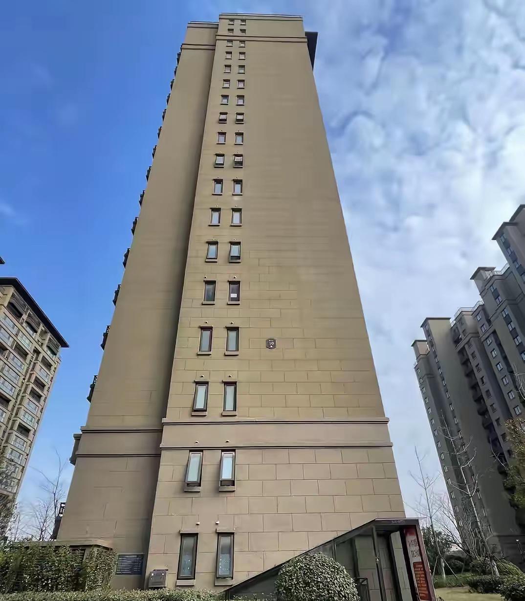 我的妈呀！15岁的娃从18楼跳下去，昏迷13天醒了，第一句话居然是“爸，我还能上