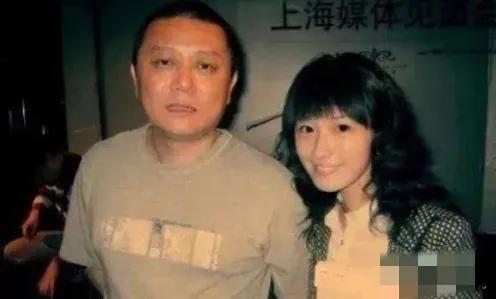 2005年，王朔给分手一年多的徐静蕾打电话：过来帮我搬家！徐静蕾赶过去一看，这位