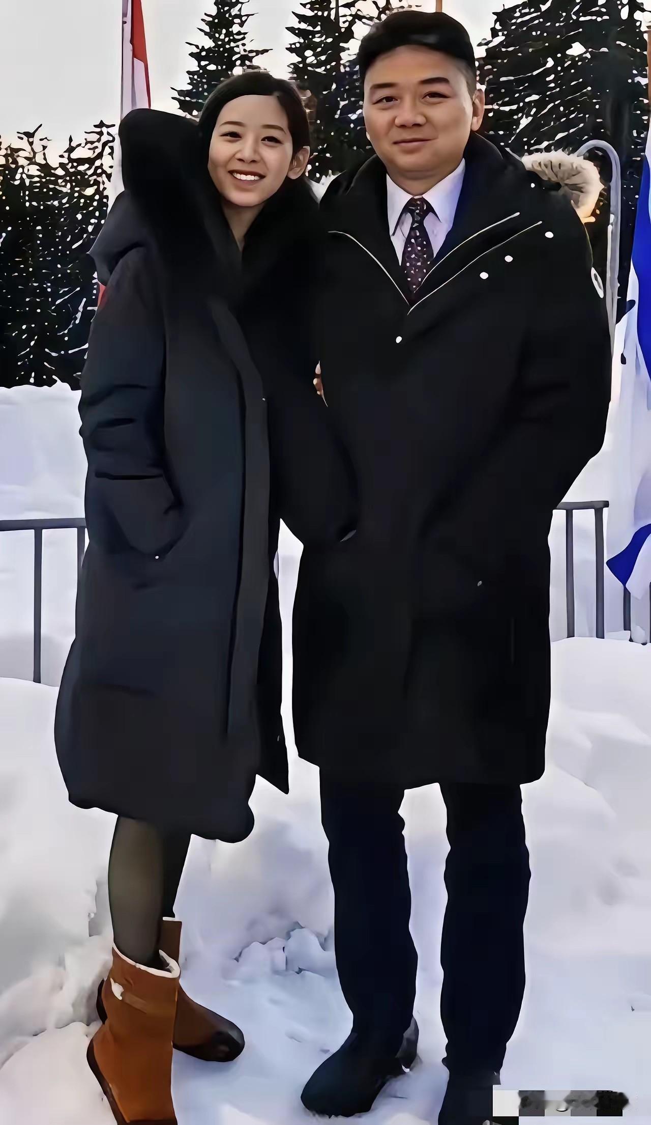 非常喜欢这张照片，两个人回归了生活的本真，像普通人一样站在街头，享受这美丽的雪景