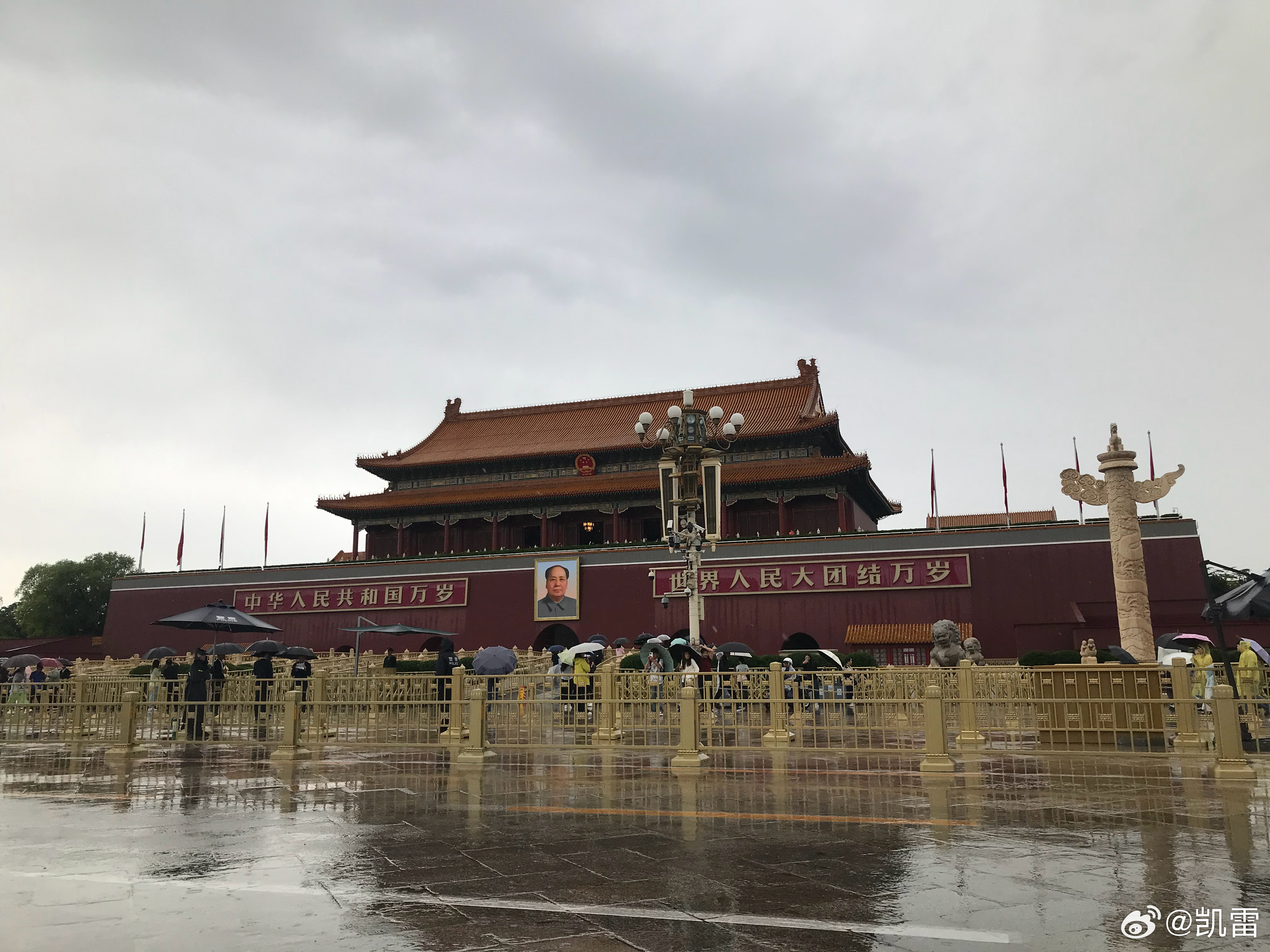 来，刚刚出来，最近不再悬挂他国国旗，看看中专的我此刻摄影水平⬇️北京·天安门广