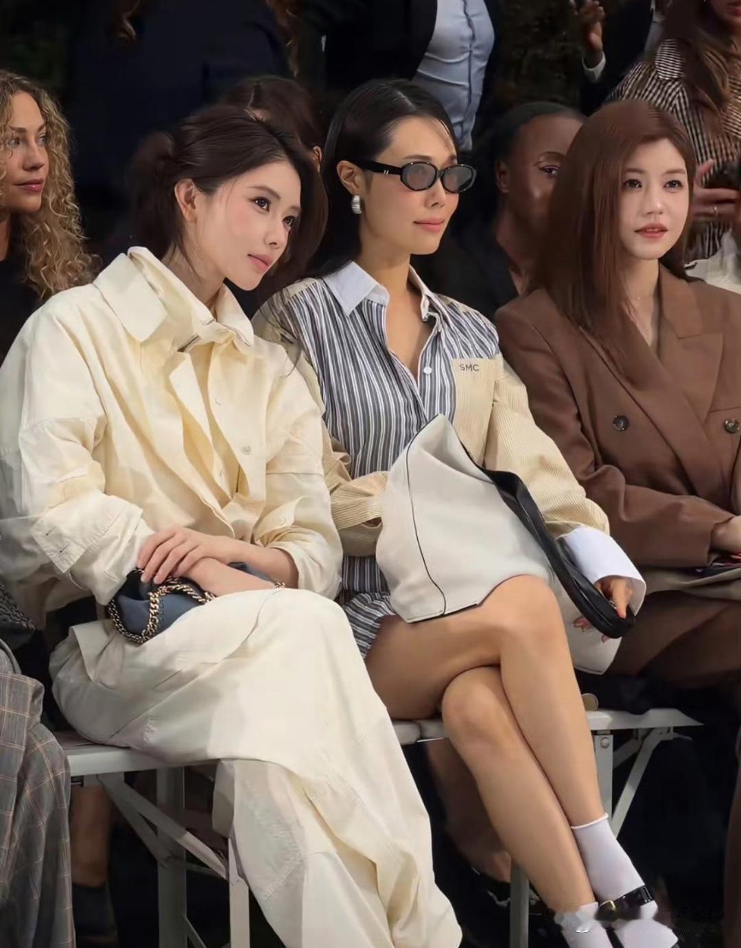 方圆和陈妍希同框，陈妍希很出众啊，40+的年纪坐在这，如果年轻十岁不可想象……