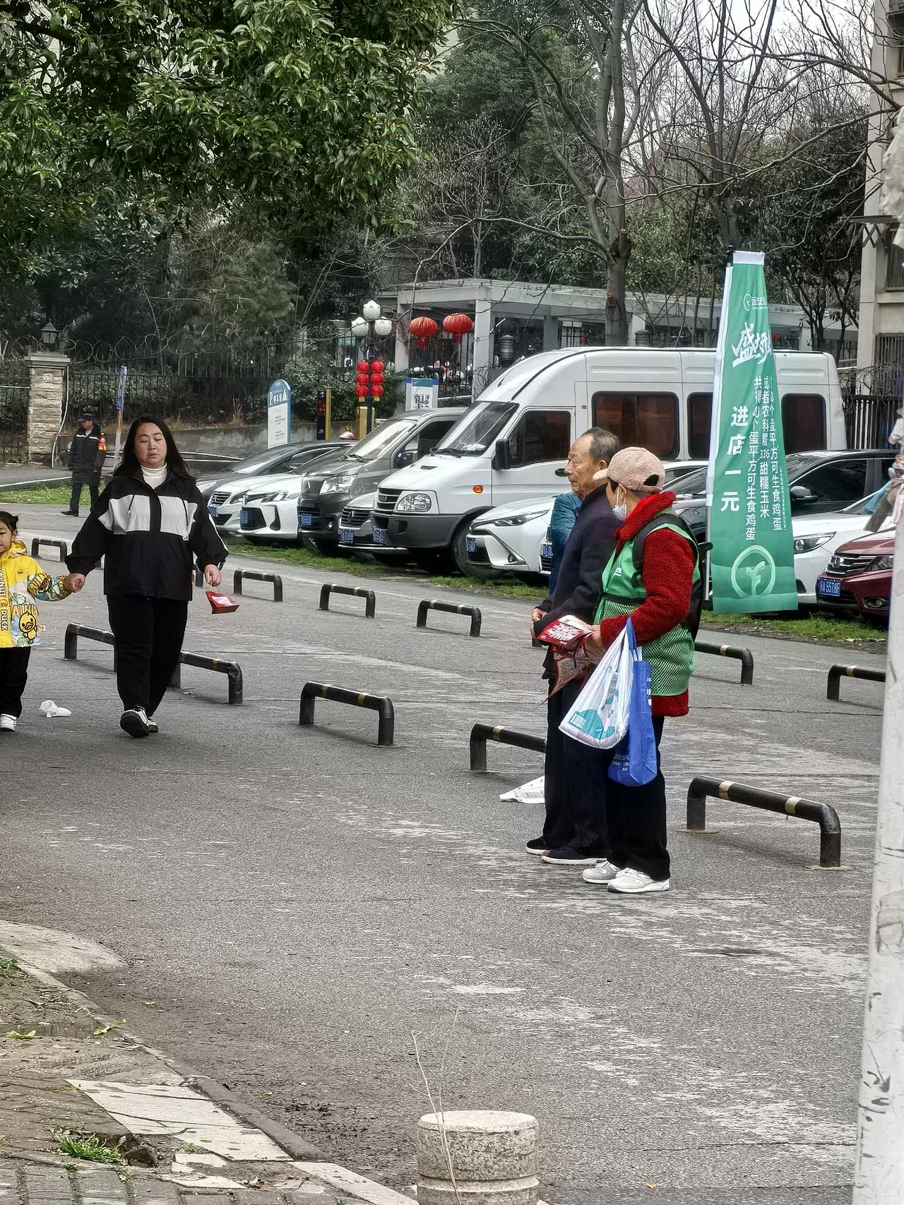 今天过节蛮热闹的，除了各大门口送礼物外，还有一家店铺开业，只要一块钱送40个鸡蛋