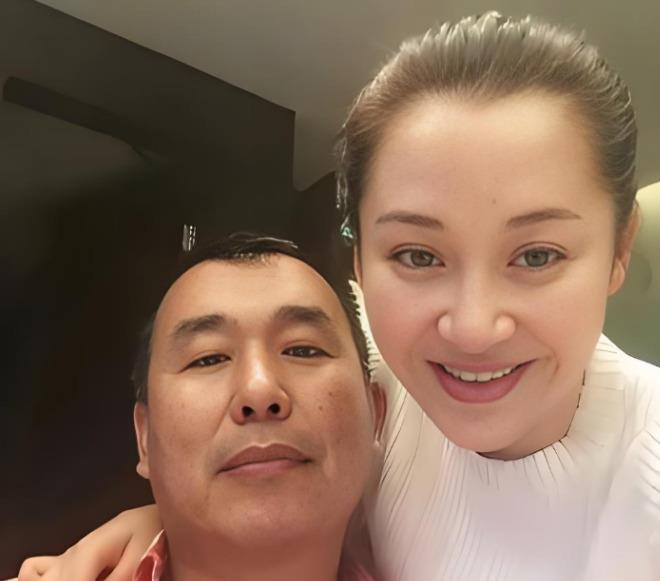 “京圈公主”许晴搂抱着的男子是谁？许晴搂抱着一男子自拍，这男