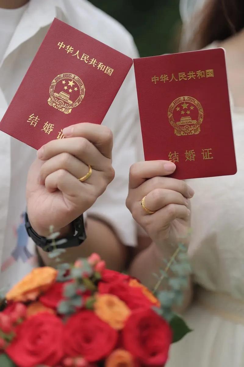 感觉网上所说的中国有3000万男光棍是一个伪命题，不信你到大一点城市相亲角去看一