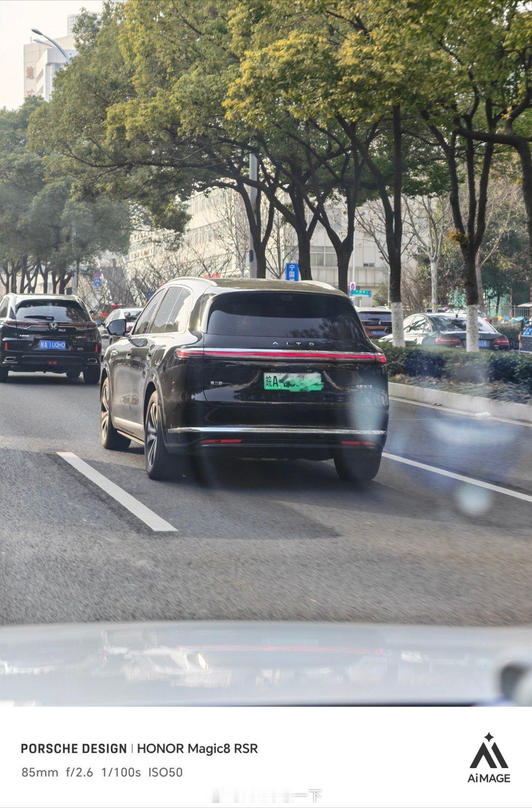 全新问界M7的车友越来越多了，我刚提车那会儿的开心有点不多了有路就有问界M7