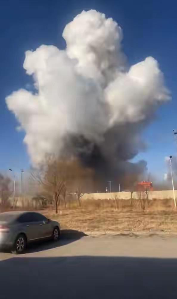 【内蒙古钢厂爆炸惊现“白色蘑菇云”！员工群聊曝出惊心动魄的现场细节，事故背后隐藏