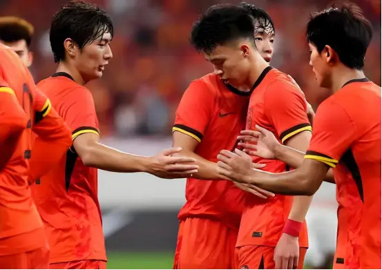 演都不演了？U23国足输球仅2天，恶心一幕发生，安东尼奥没说错。18岁的王钰栋，