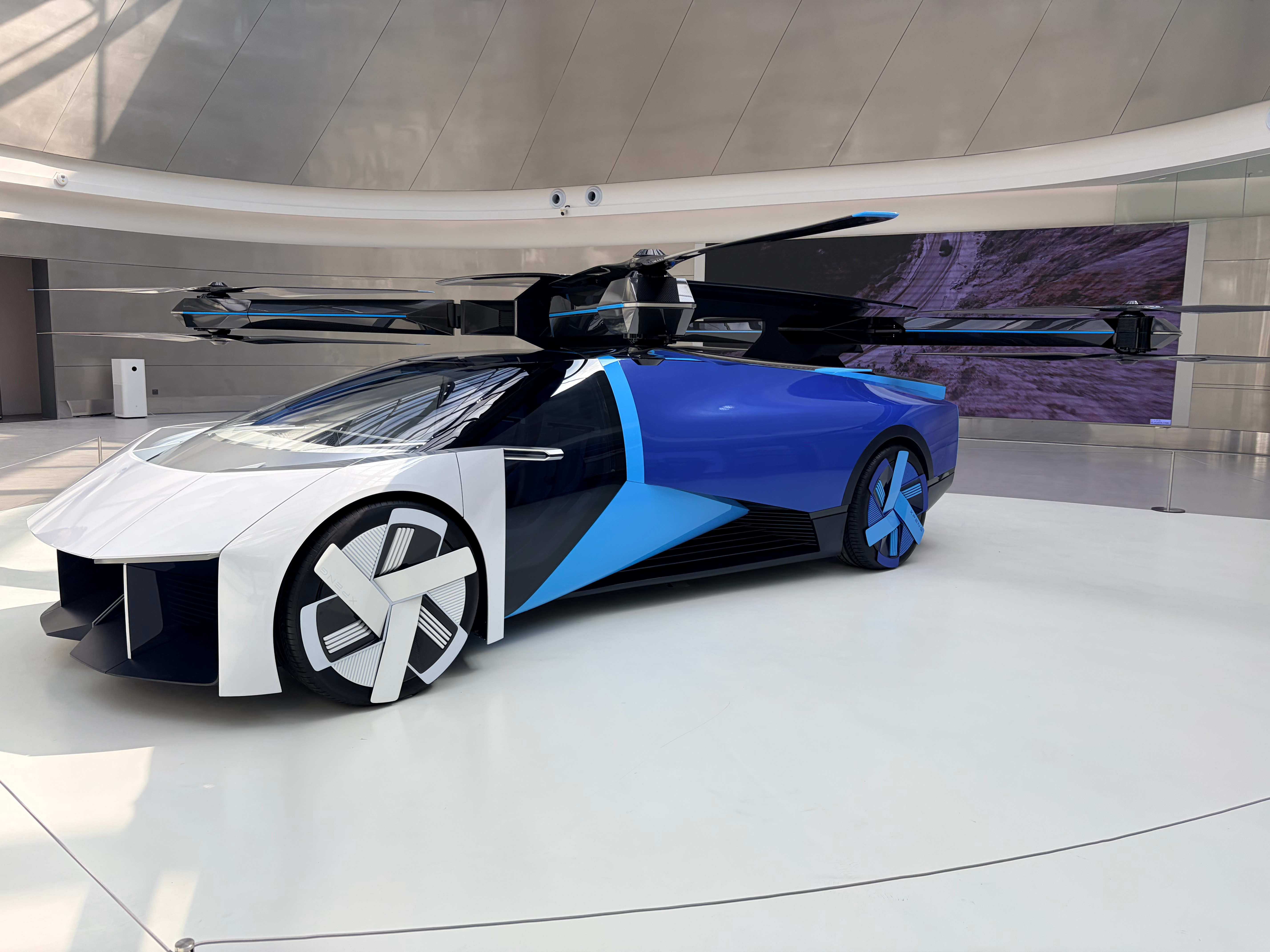 小鹏科技日看到了一堆非常酷的飞行汽车，尤其第一个，可以说地空一体了。我有一个小