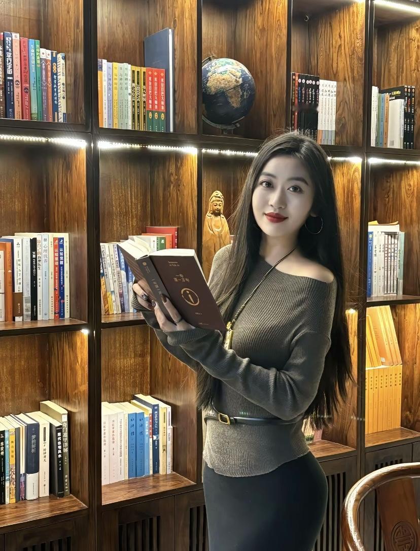 书香满架，静享时光。书中自有黄金屋，书中自有颜如玉.书香意境书香范十足秋