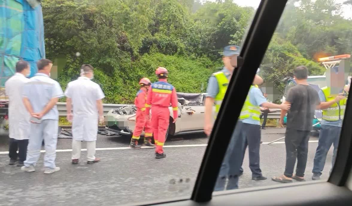 远离大货车，安全驾驶。高速追尾大货车太惨烈，比如这辆网红车。
