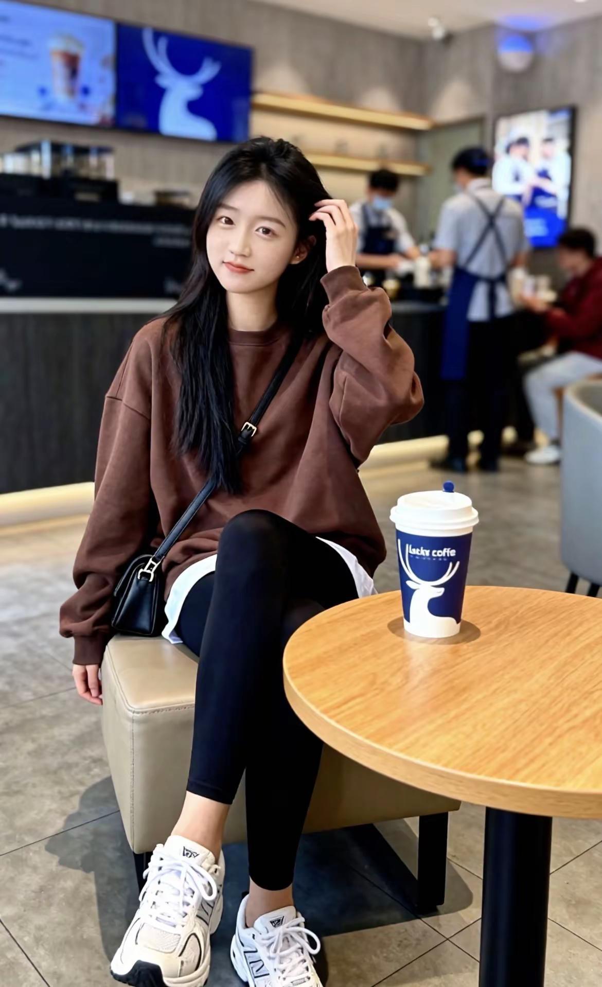 假装很chill，其实腿麻了不敢动…今日穿搭分享每日推荐今日分享