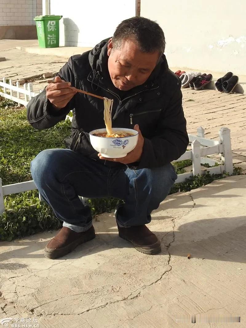 为什么现在的人都不会蹲着了呢？要知道，在几十年前，农村人在外面闲聊，要么是站着，