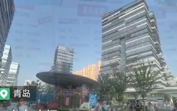 青岛出现“相亲角”最近青岛李沧区巨峰路上信联天地附近的绿化树上，挂满了一些青
