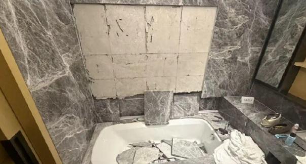 南京，684元一晚的酒店里，一男子脱光了泡澡，刚想起身拿东西，头顶“哐啷”一声巨