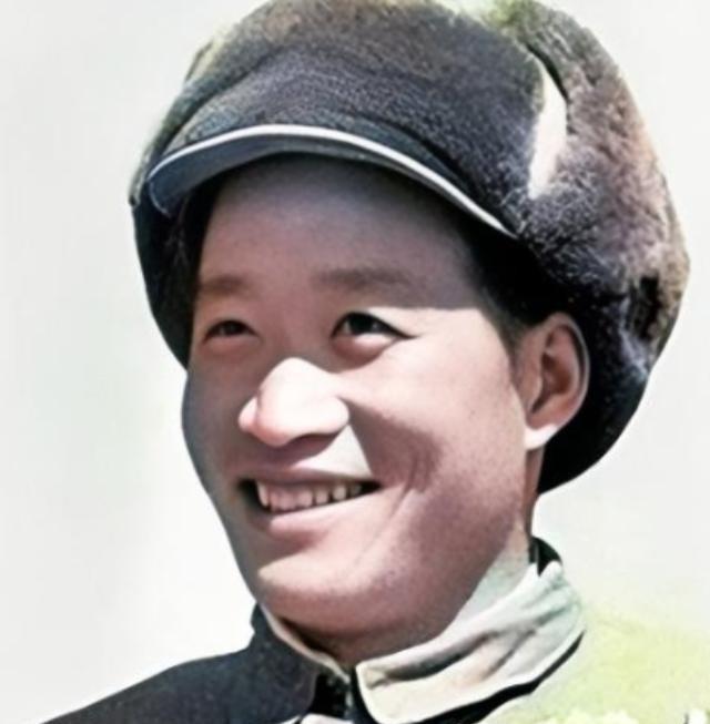 1964年，伟人得知奇袭白虎团的英雄排长从朝鲜战场归来已11年，却依然只是副连长
